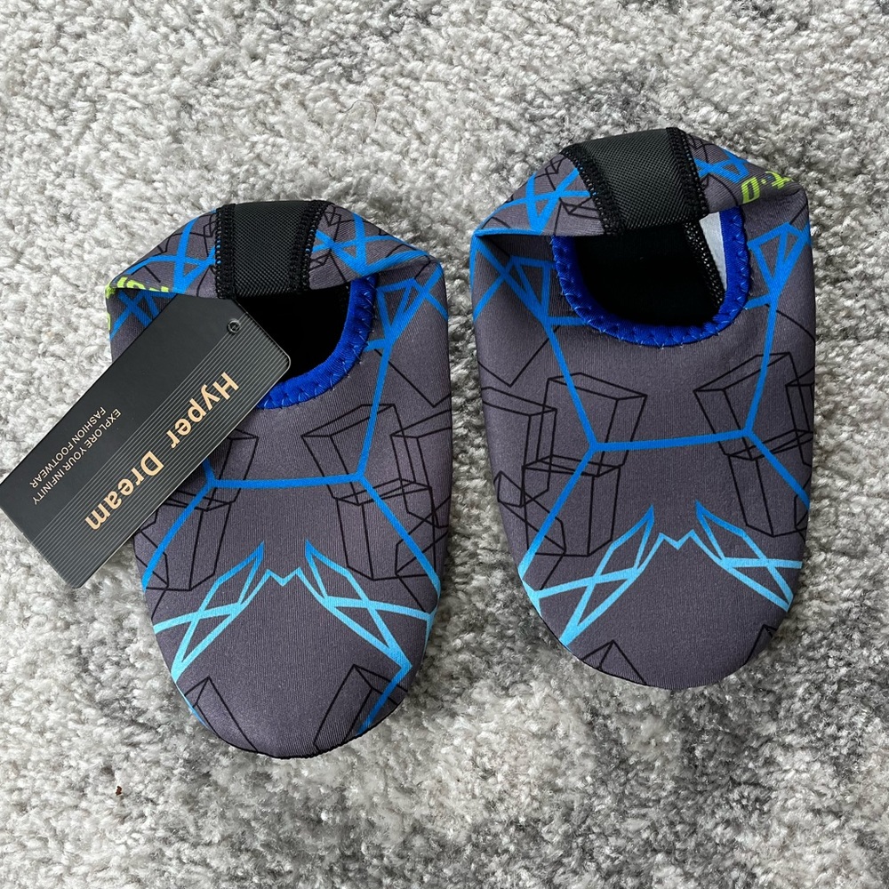 NWT Kids water shoes XS